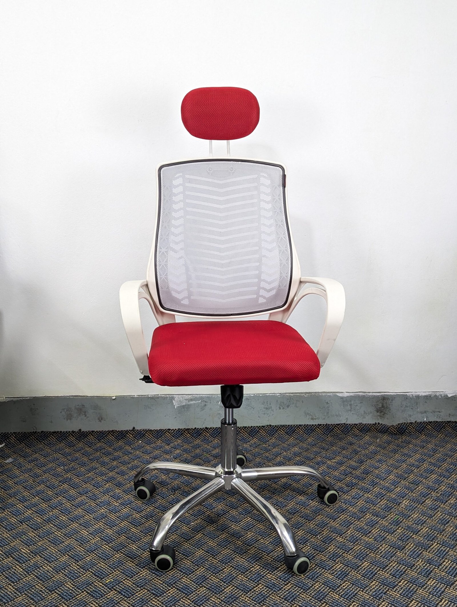 V Mesh Chair – সাদা বডি + লাল কালার - Image 3