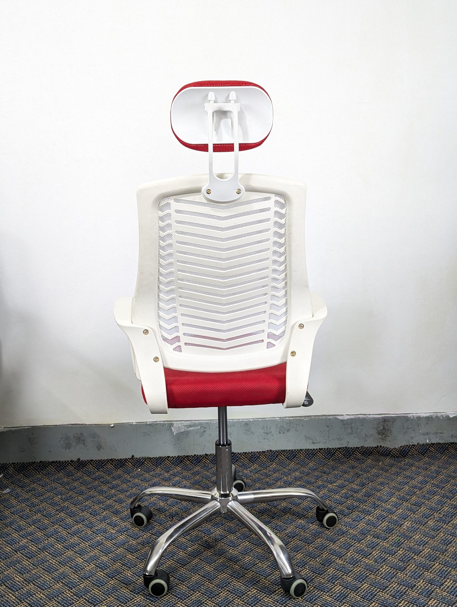 V Mesh Chair – সাদা বডি + লাল কালার - Image 2