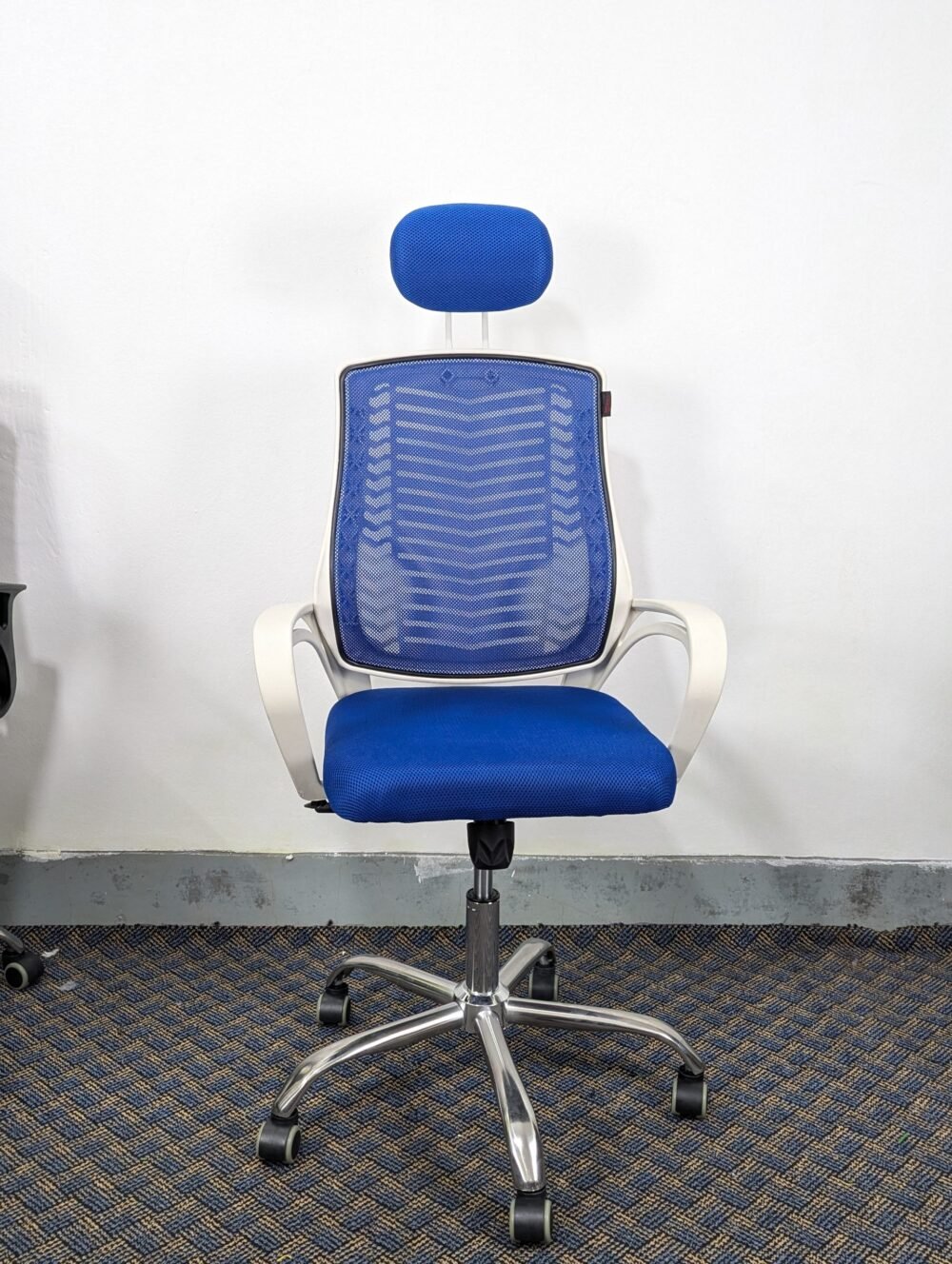 V Mesh Chair – সাদা বডি + নীল কালার