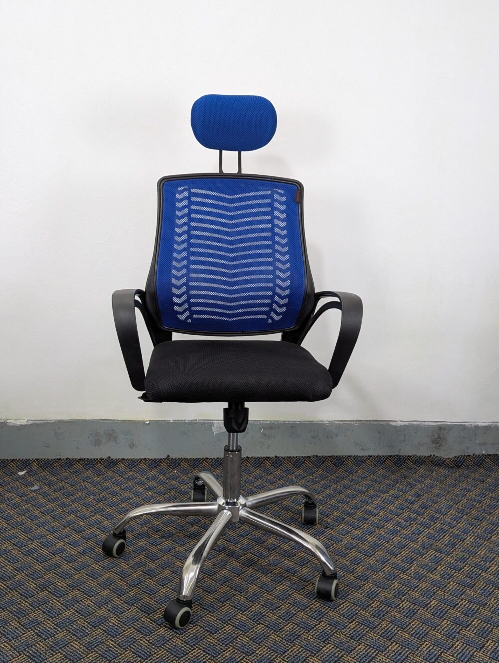 V Mesh Chair – কালো বডি + নীল কালার