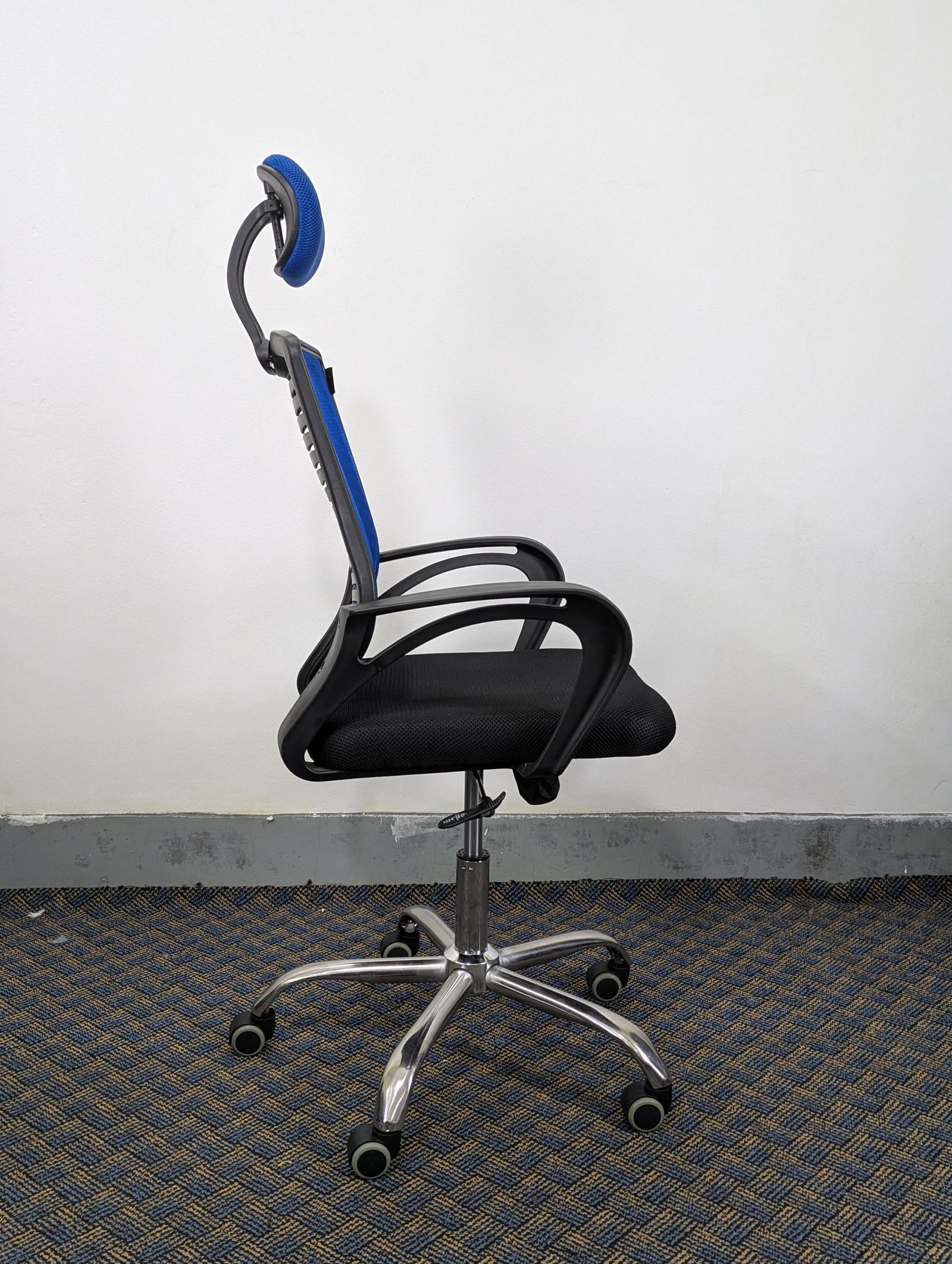 V Mesh Chair – কালো বডি + নীল কালার - Image 5